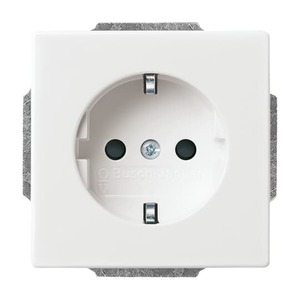 Schuko ® socket outlet with integrated shutter